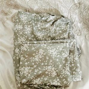 Twin /Twin XL 3 piece bed sheet. 1 fitted sheet, 1 bed sheet , 1 pillow cover